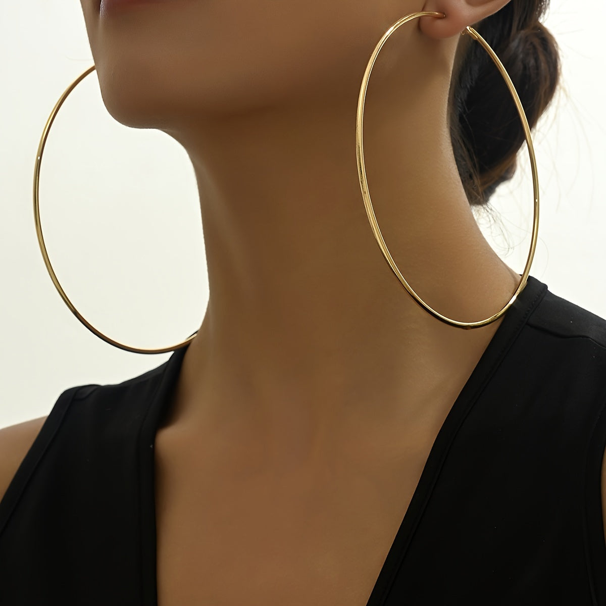 Muse Essentials - Pair of Bold Golden-Tone Hoop Earrings  - Vintage-Inspired