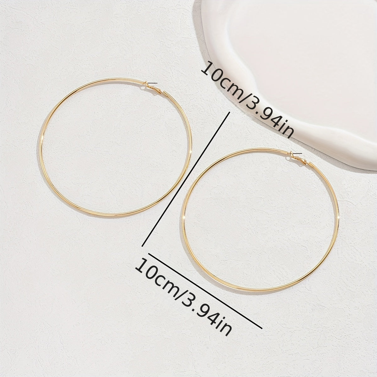 Muse Essentials - Pair of Bold Golden-Tone Hoop Earrings  - Vintage-Inspired