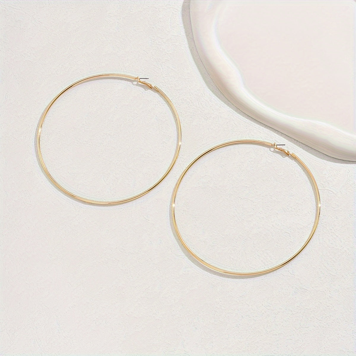 Muse Essentials - Pair of Bold Golden-Tone Hoop Earrings  - Vintage-Inspired