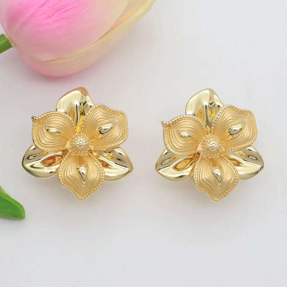 Muse Essentials Elegant Women Jewelry Set Fashion Design 18k Gold Plated Round Tricolor Flower Pendant Exquisite Set