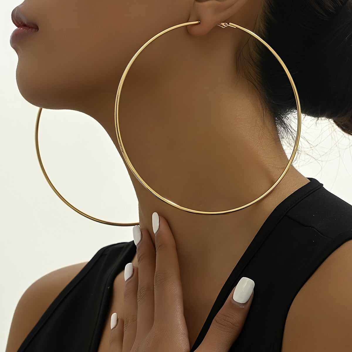 Muse Essentials - Pair of Bold Golden-Tone Hoop Earrings  - Vintage-Inspired